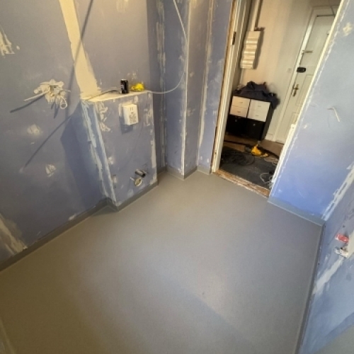 Montering af grå vinylgulv