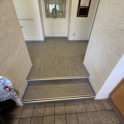 Linoleumsgulv i gang med trin