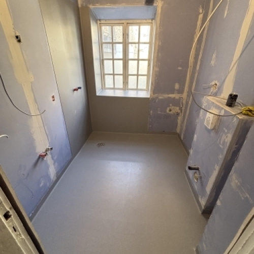 Vinylgulv lægges på badeværelse