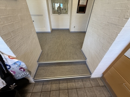 Linoleumsgulv i gang med trin