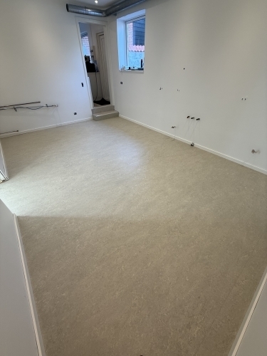 Gulv i linoleum på værelse