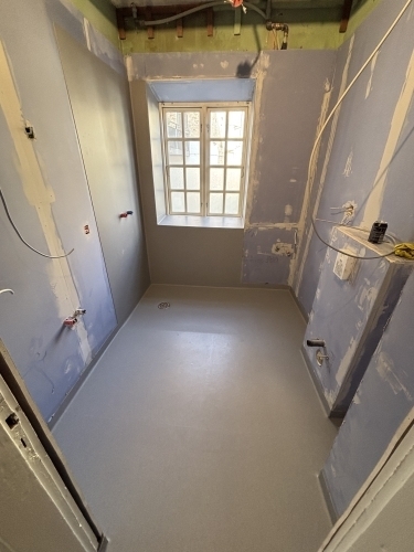 Vinylgulv lægges på badeværelse