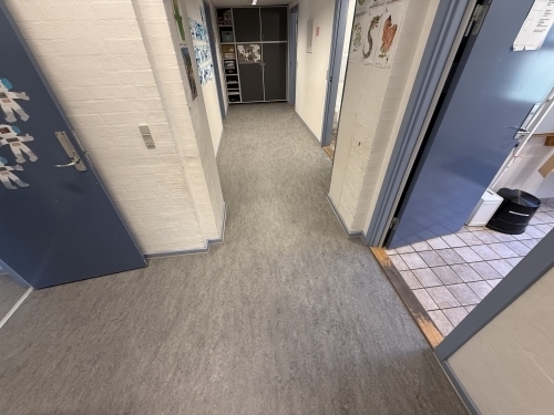 Lægning af linoleum i erhvervsgang 