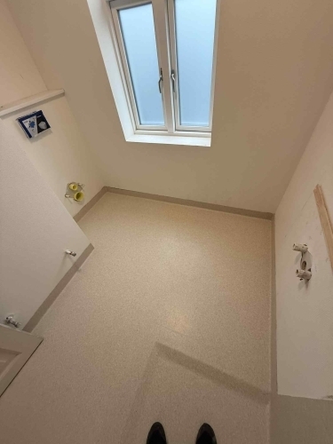 Lys vådrumsvinyl gulv