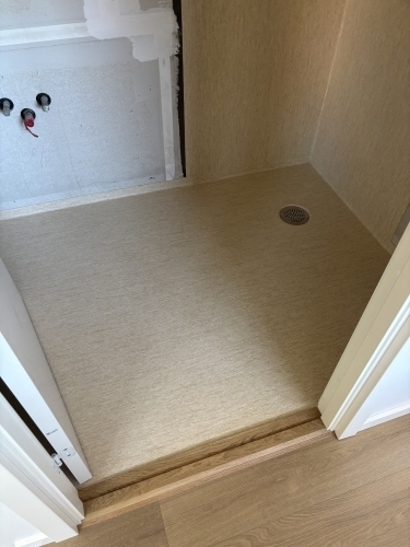 Montering af lys vådrumsvinyl