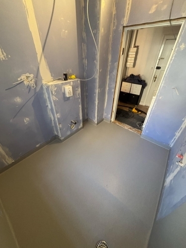 Montering af grå vinylgulv